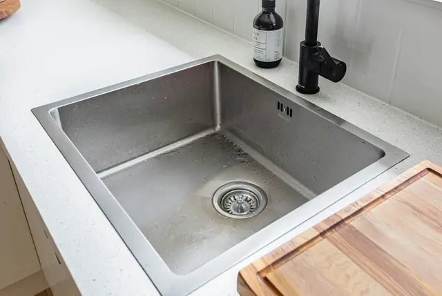 Illustratie bij verstopte wc of afvoer in woerden: zelf proberen of bellen?